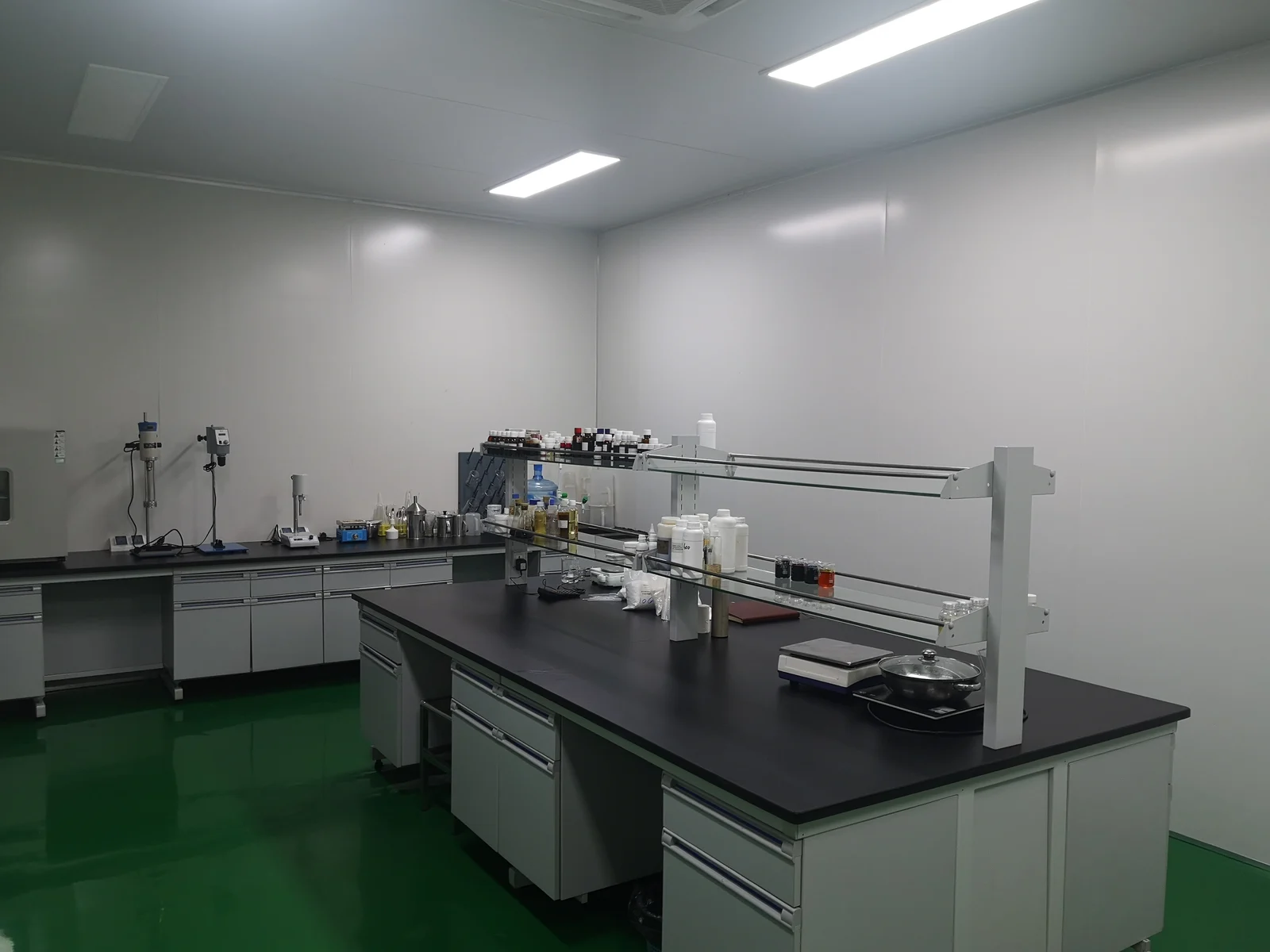 公司资料中的实验区域照片